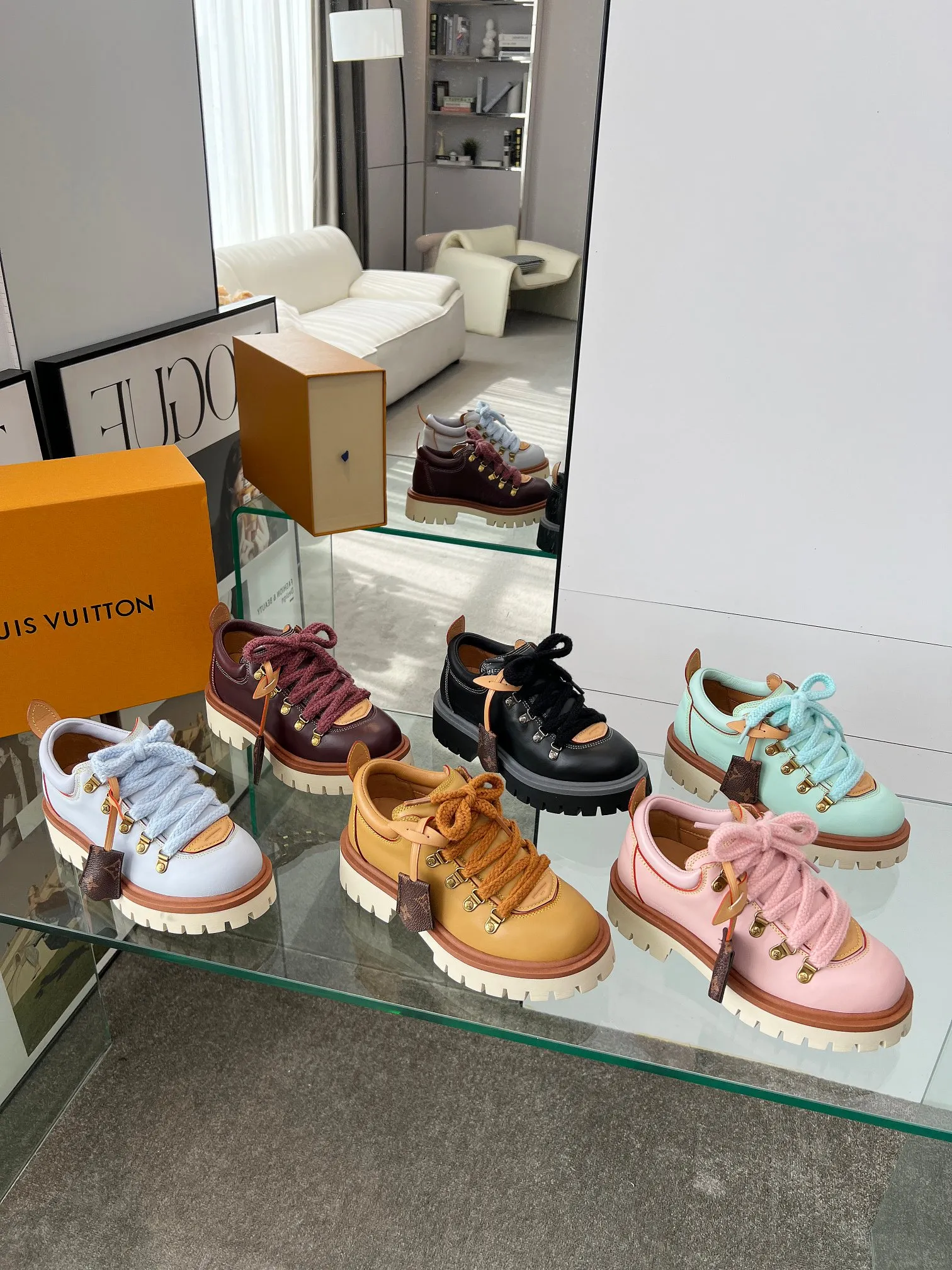 Factory direct sales p640🐘🐘Women's shoes Women's LV new couple's thick-soled hiking shoes, your original custom-made large-soled shoe brand, giving your feet flexibility and freedom, a good pair of shoes to wear all summer. Fabric: top-layer imported calfskin cowhide lining Size: 35-46 Welcome to send pictures to place orders